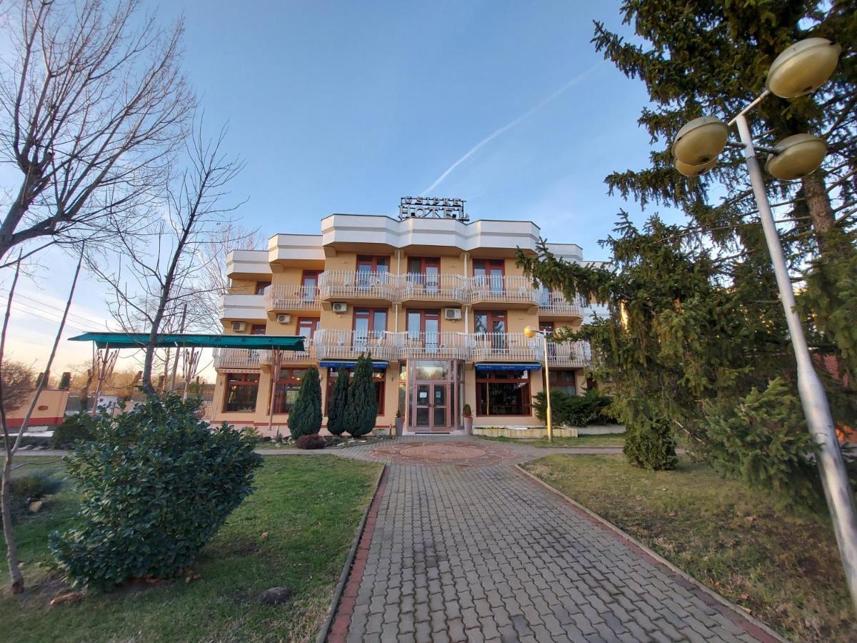 Csipke Hotel Кишкунхалаш Екстериор снимка