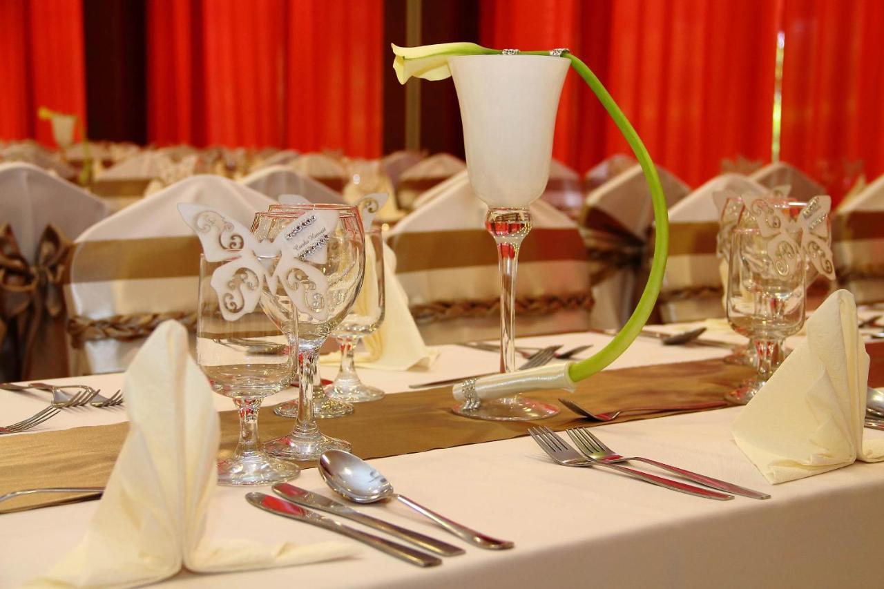 Csipke Hotel Кишкунхалаш Екстериор снимка