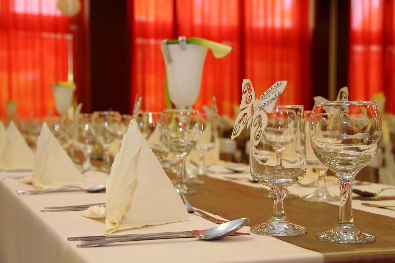Csipke Hotel Кишкунхалаш Екстериор снимка