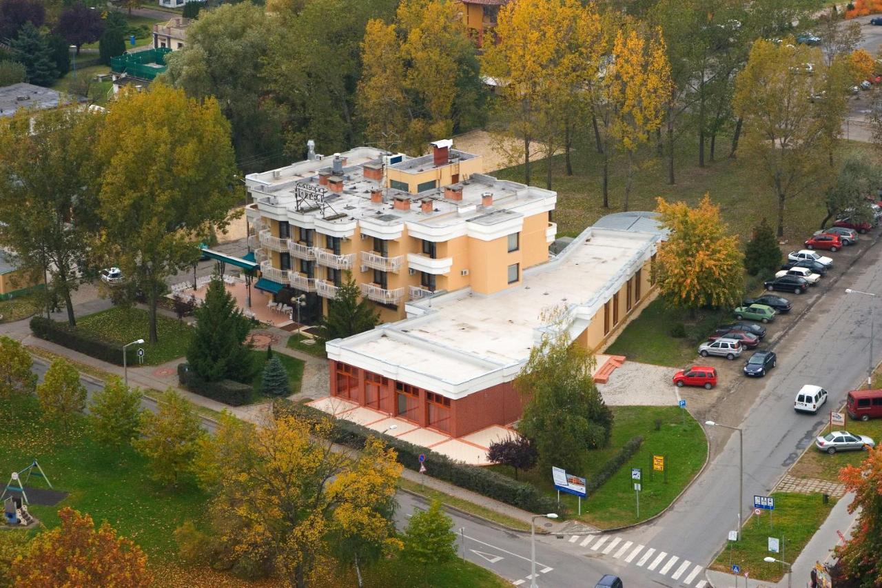 Csipke Hotel Кишкунхалаш Екстериор снимка