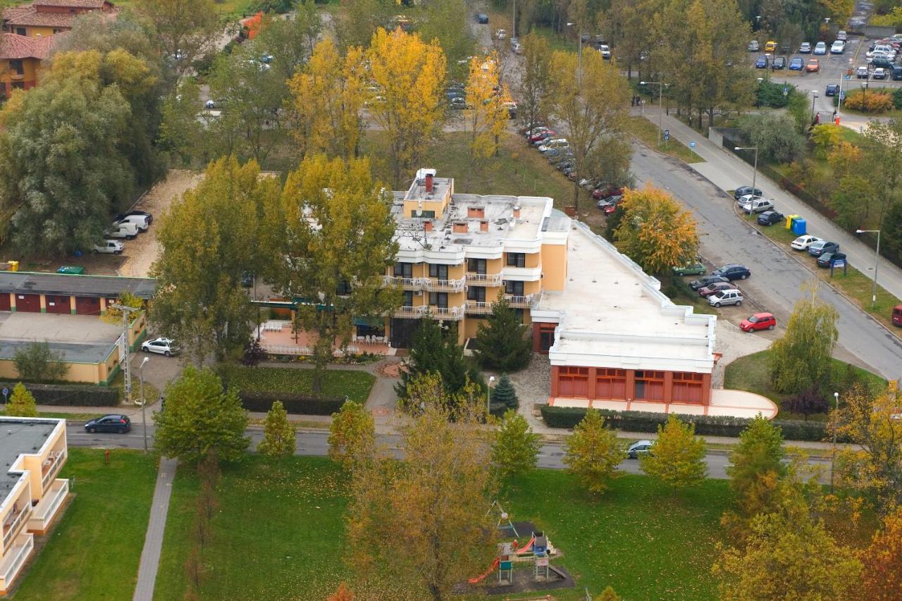 Csipke Hotel Кишкунхалаш Екстериор снимка