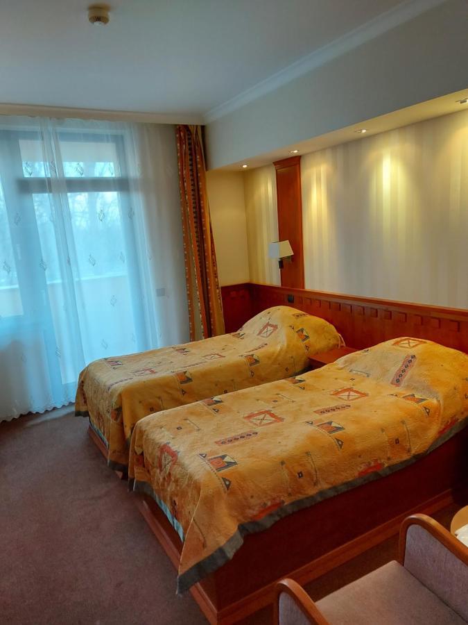 Csipke Hotel Кишкунхалаш Екстериор снимка