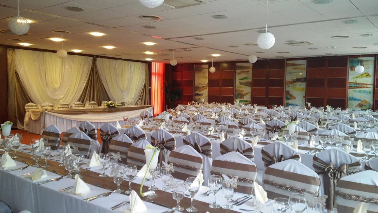 Csipke Hotel Кишкунхалаш Екстериор снимка