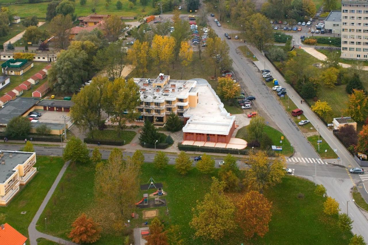 Csipke Hotel Кишкунхалаш Екстериор снимка