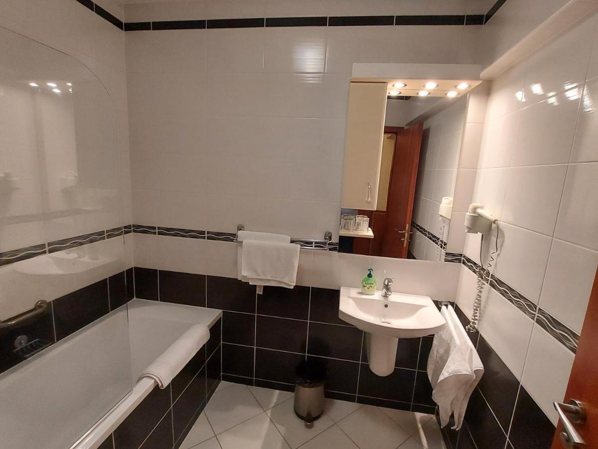 Csipke Hotel Кишкунхалаш Екстериор снимка