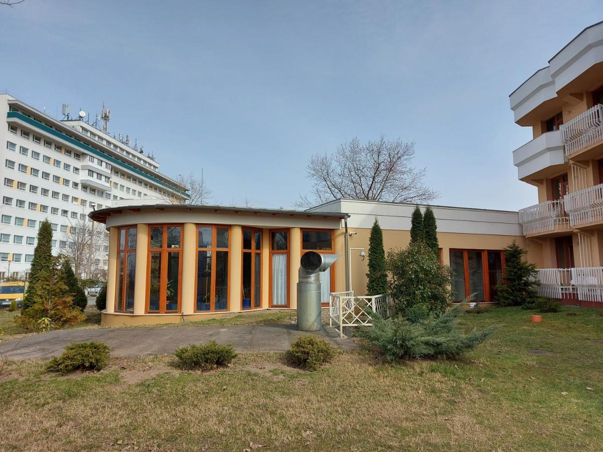 Csipke Hotel Кишкунхалаш Екстериор снимка