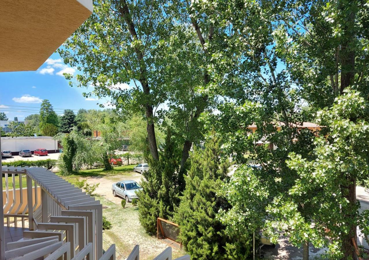 Csipke Hotel Кишкунхалаш Екстериор снимка