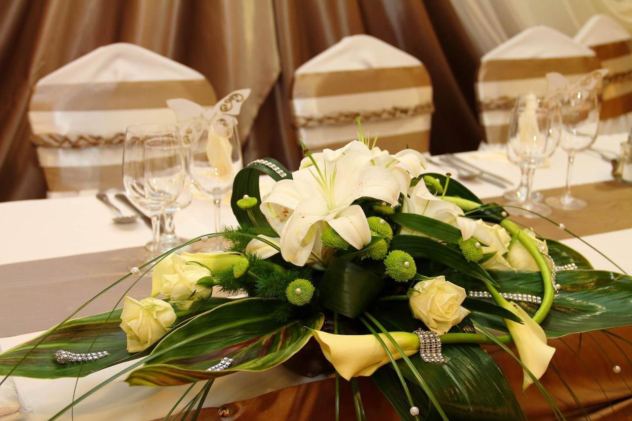 Csipke Hotel Кишкунхалаш Екстериор снимка