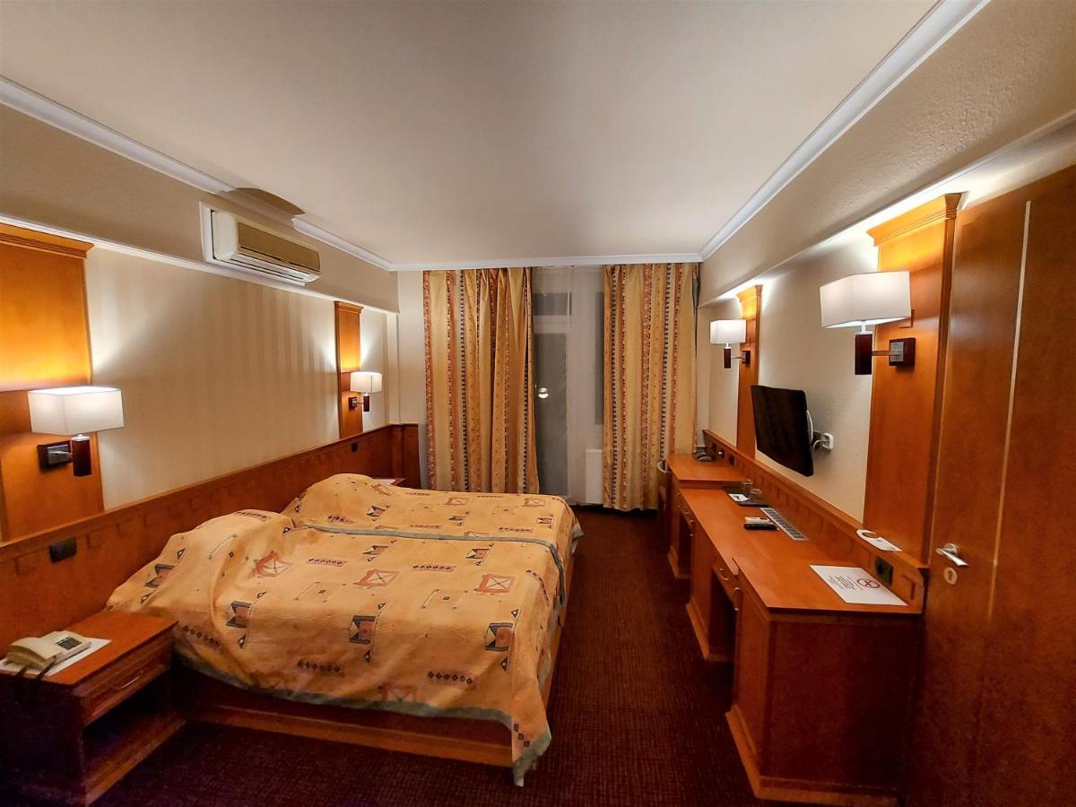 Csipke Hotel Кишкунхалаш Екстериор снимка
