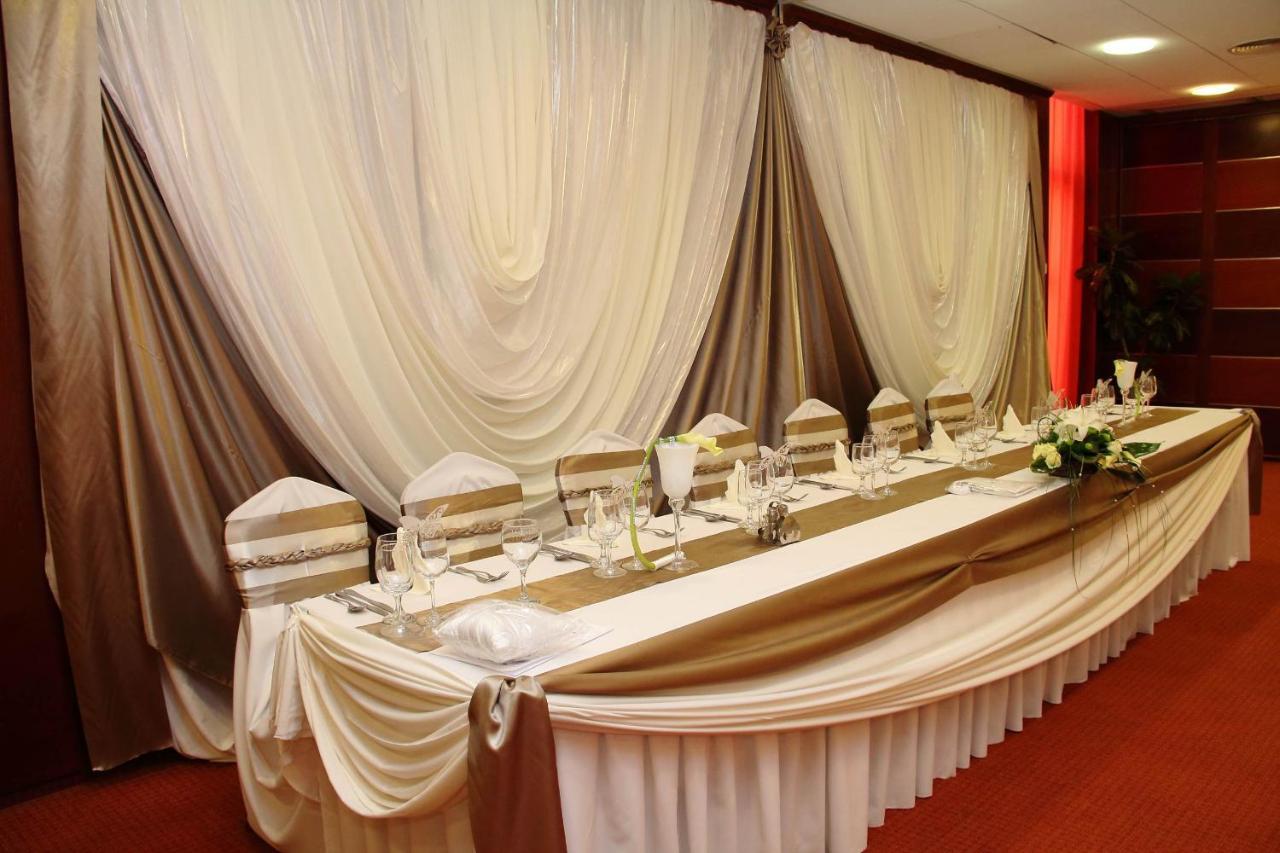 Csipke Hotel Кишкунхалаш Екстериор снимка