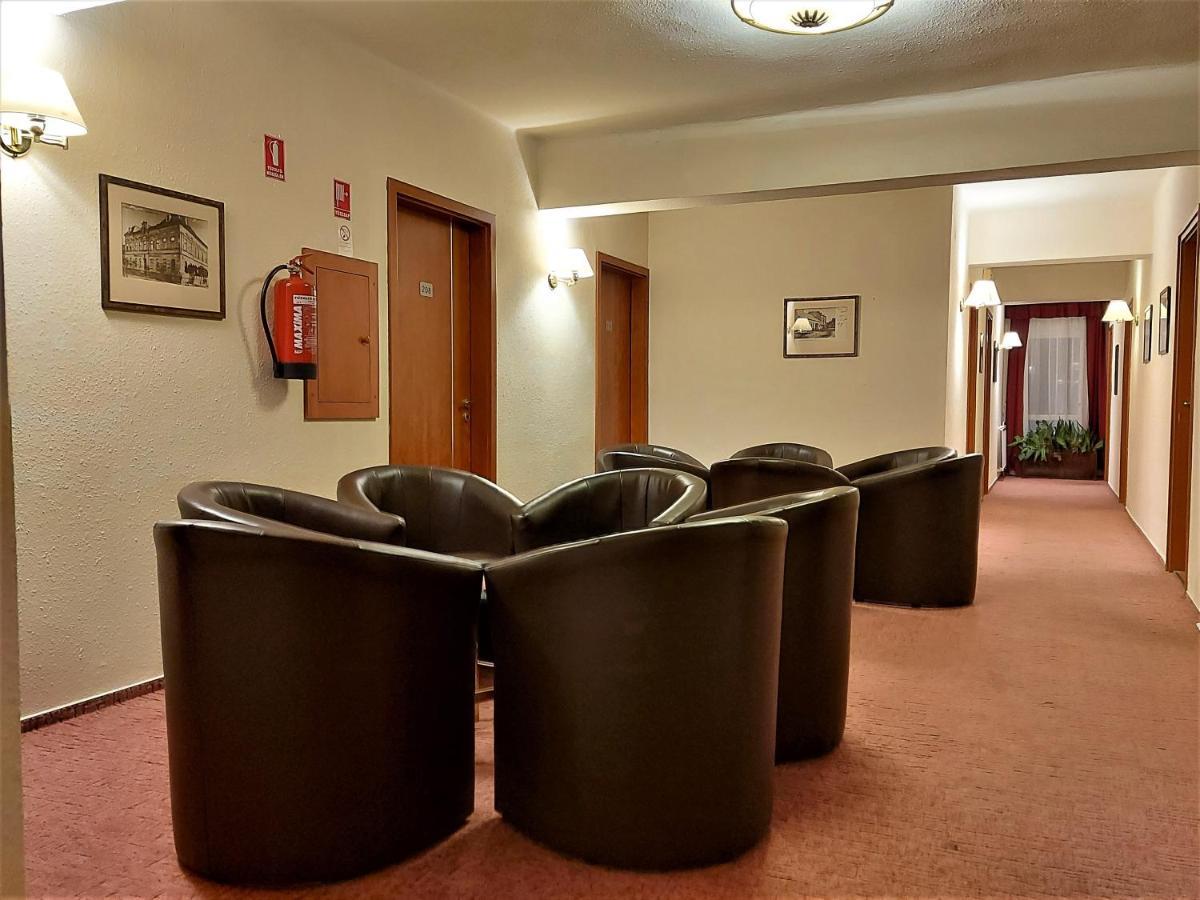 Csipke Hotel Кишкунхалаш Екстериор снимка
