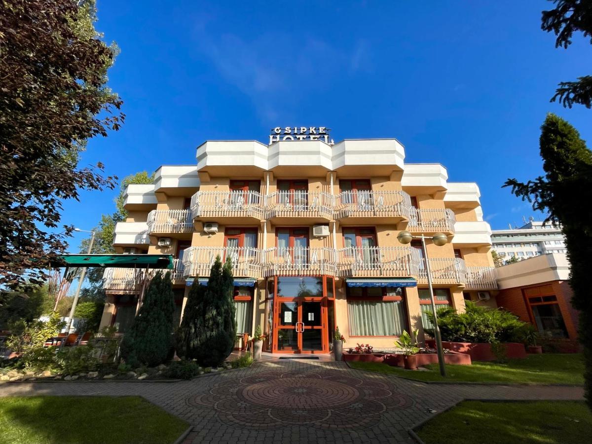 Csipke Hotel Кишкунхалаш Екстериор снимка