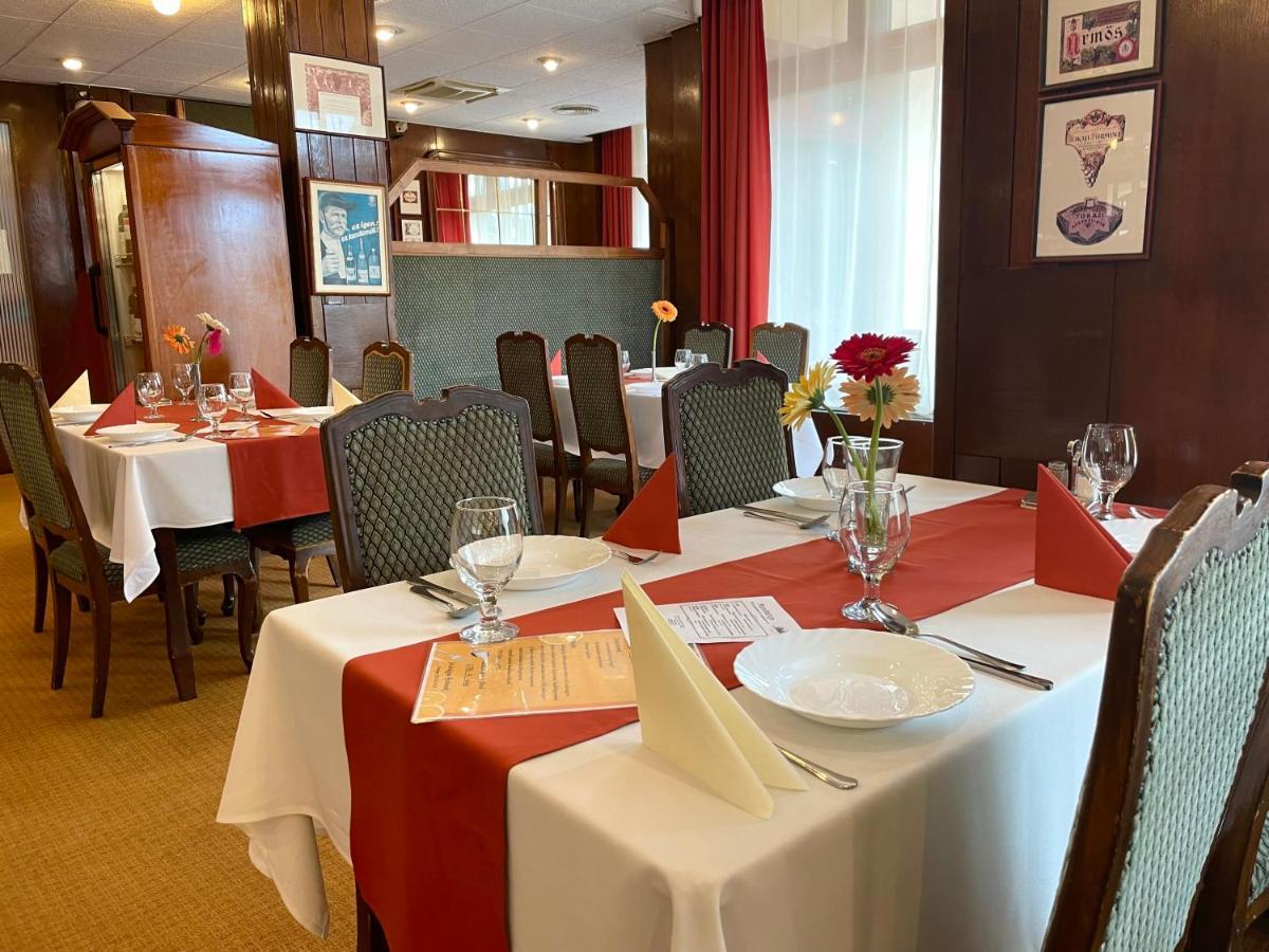 Csipke Hotel Кишкунхалаш Екстериор снимка