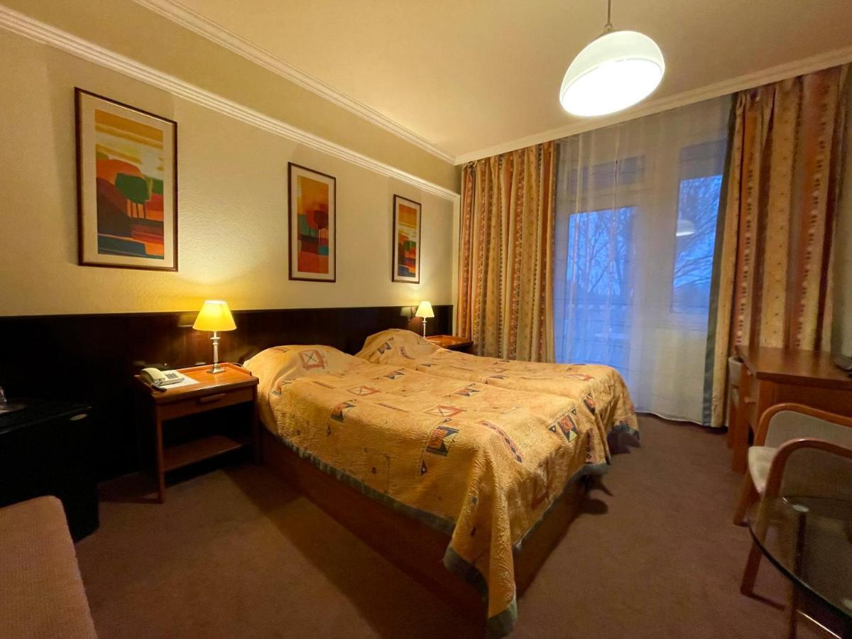 Csipke Hotel Кишкунхалаш Екстериор снимка