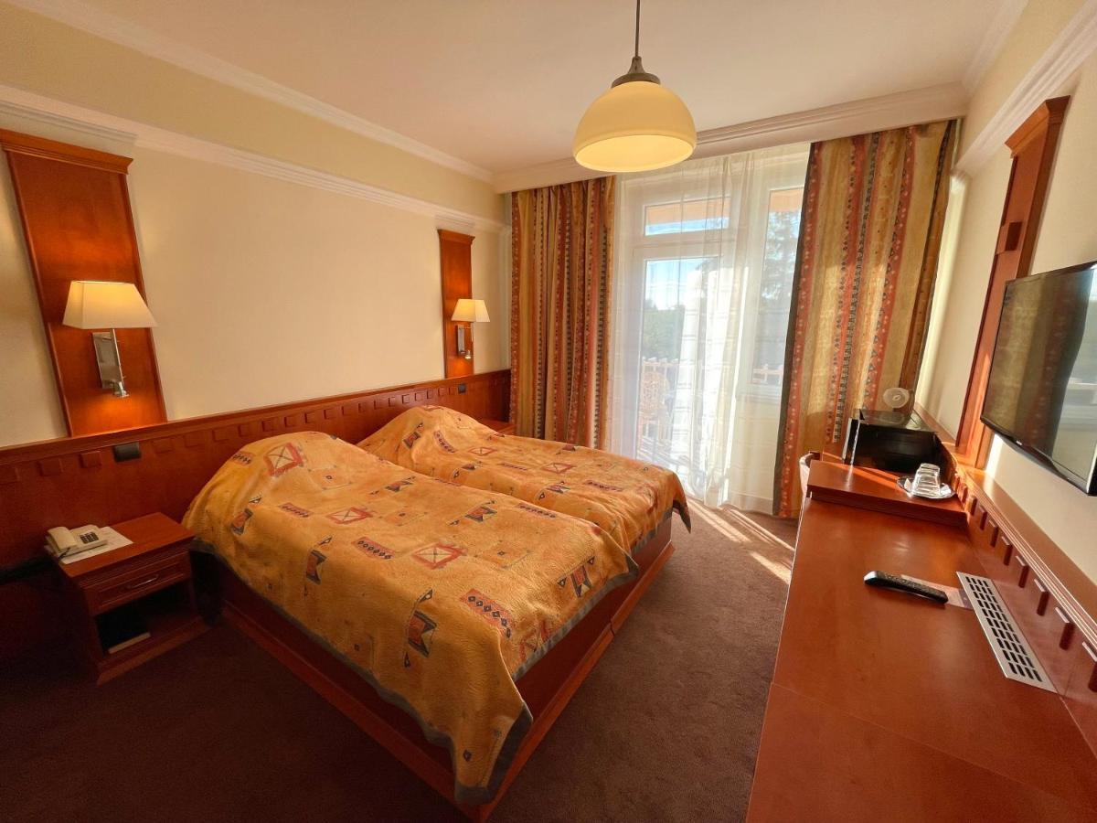 Csipke Hotel Кишкунхалаш Екстериор снимка