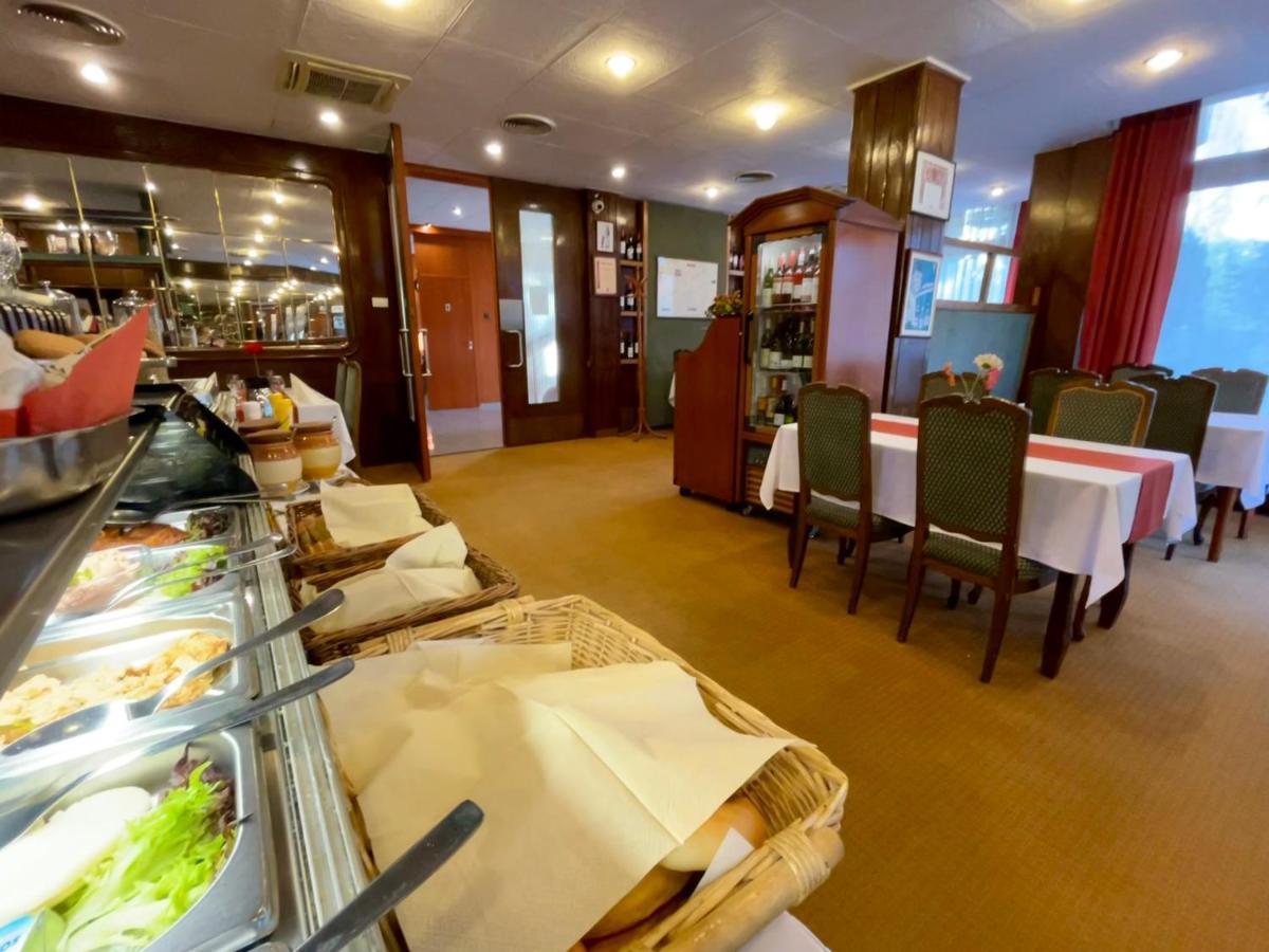 Csipke Hotel Кишкунхалаш Екстериор снимка