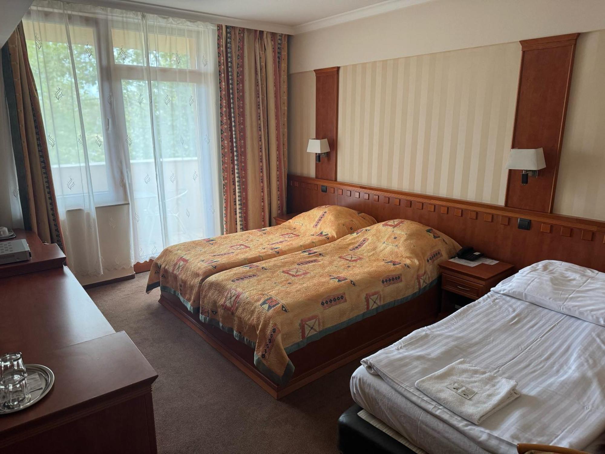 Csipke Hotel Кишкунхалаш Екстериор снимка