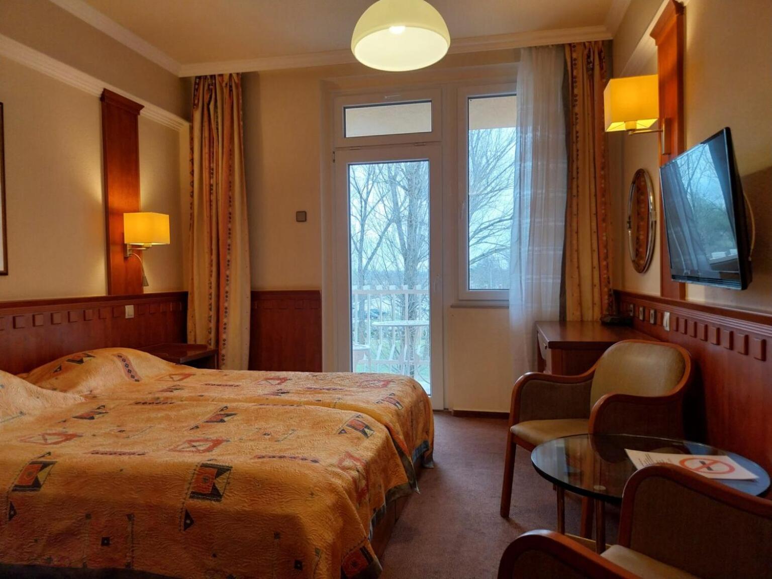 Csipke Hotel Кишкунхалаш Екстериор снимка