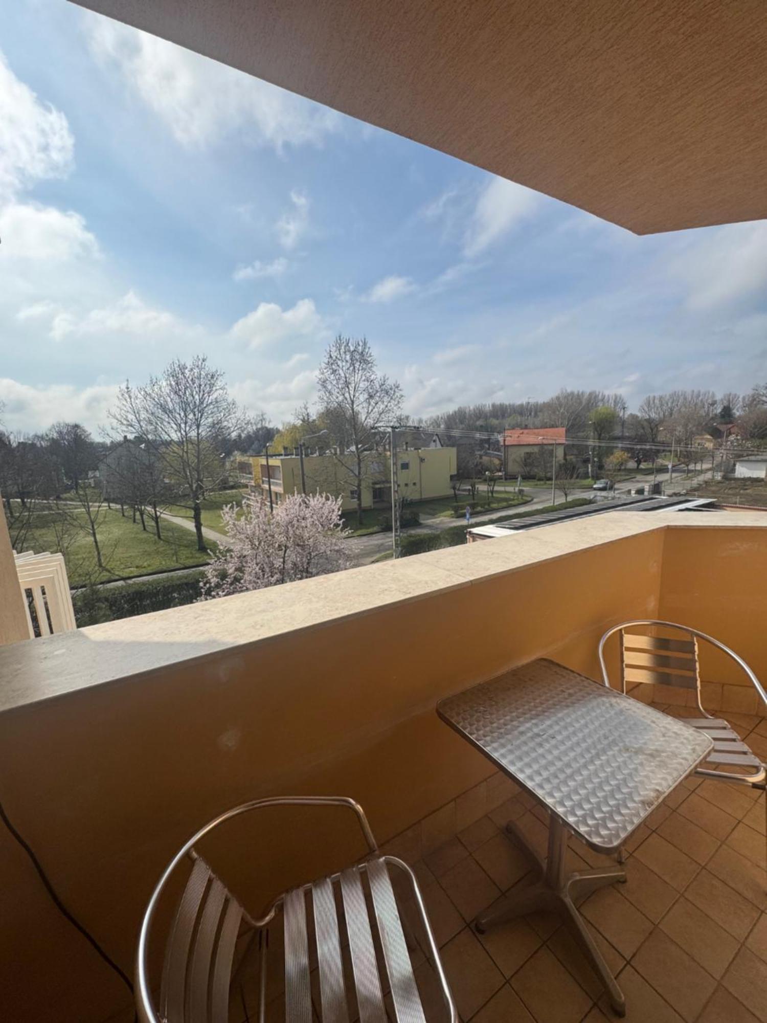 Csipke Hotel Кишкунхалаш Екстериор снимка