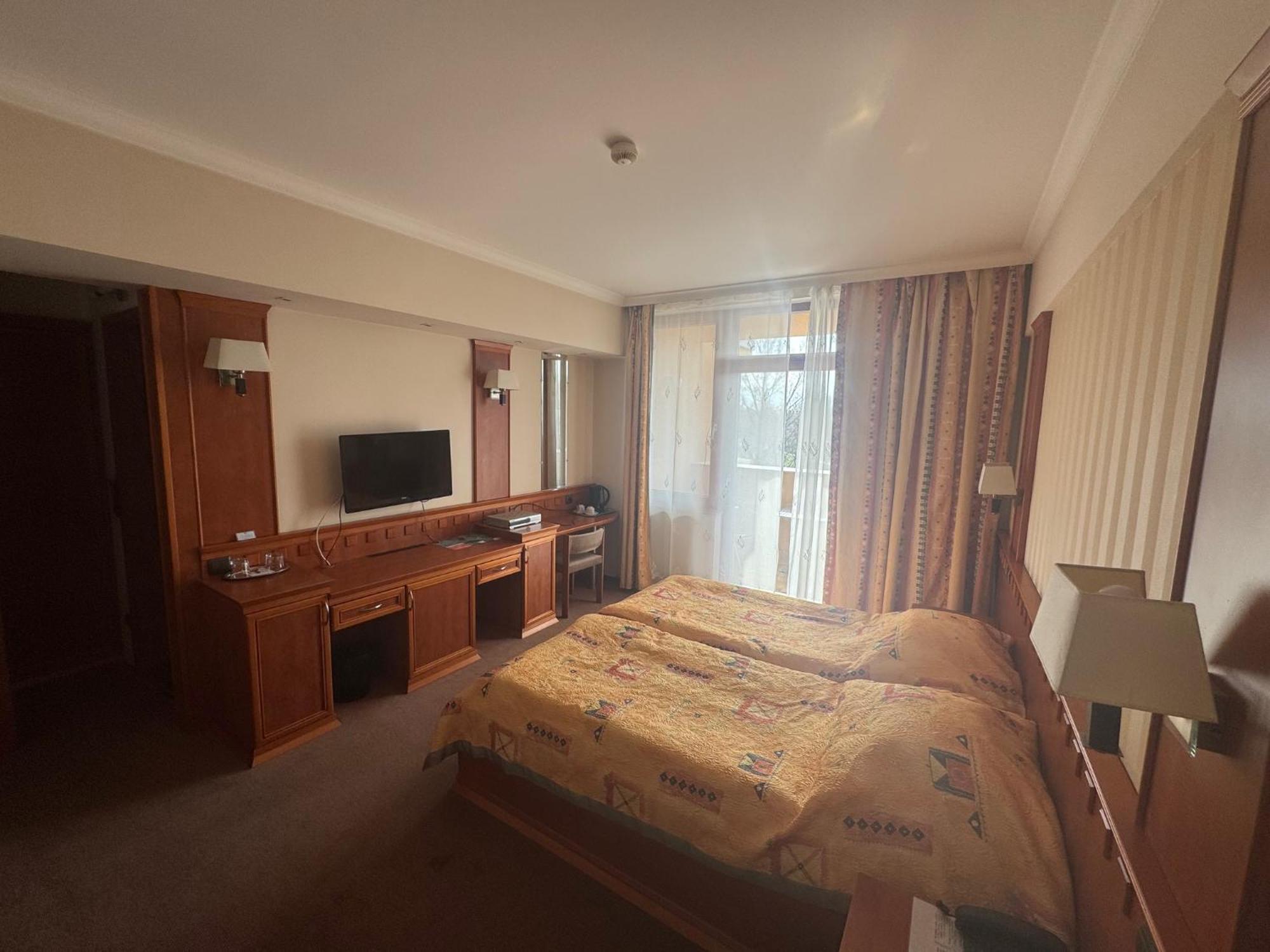 Csipke Hotel Кишкунхалаш Екстериор снимка