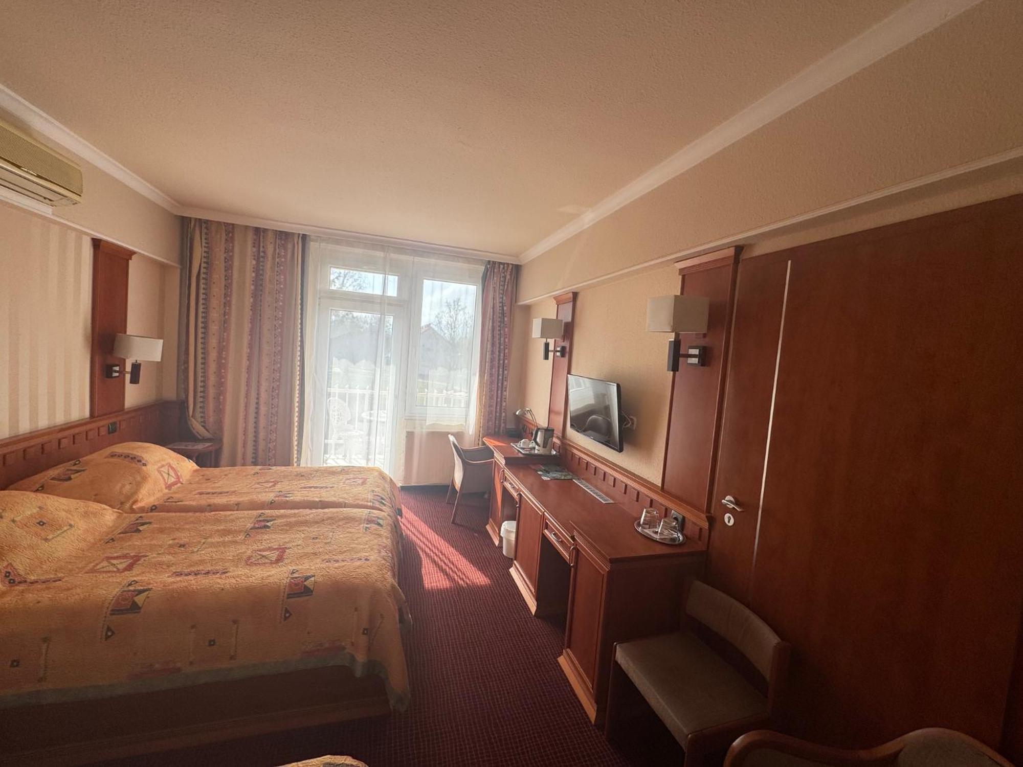 Csipke Hotel Кишкунхалаш Екстериор снимка