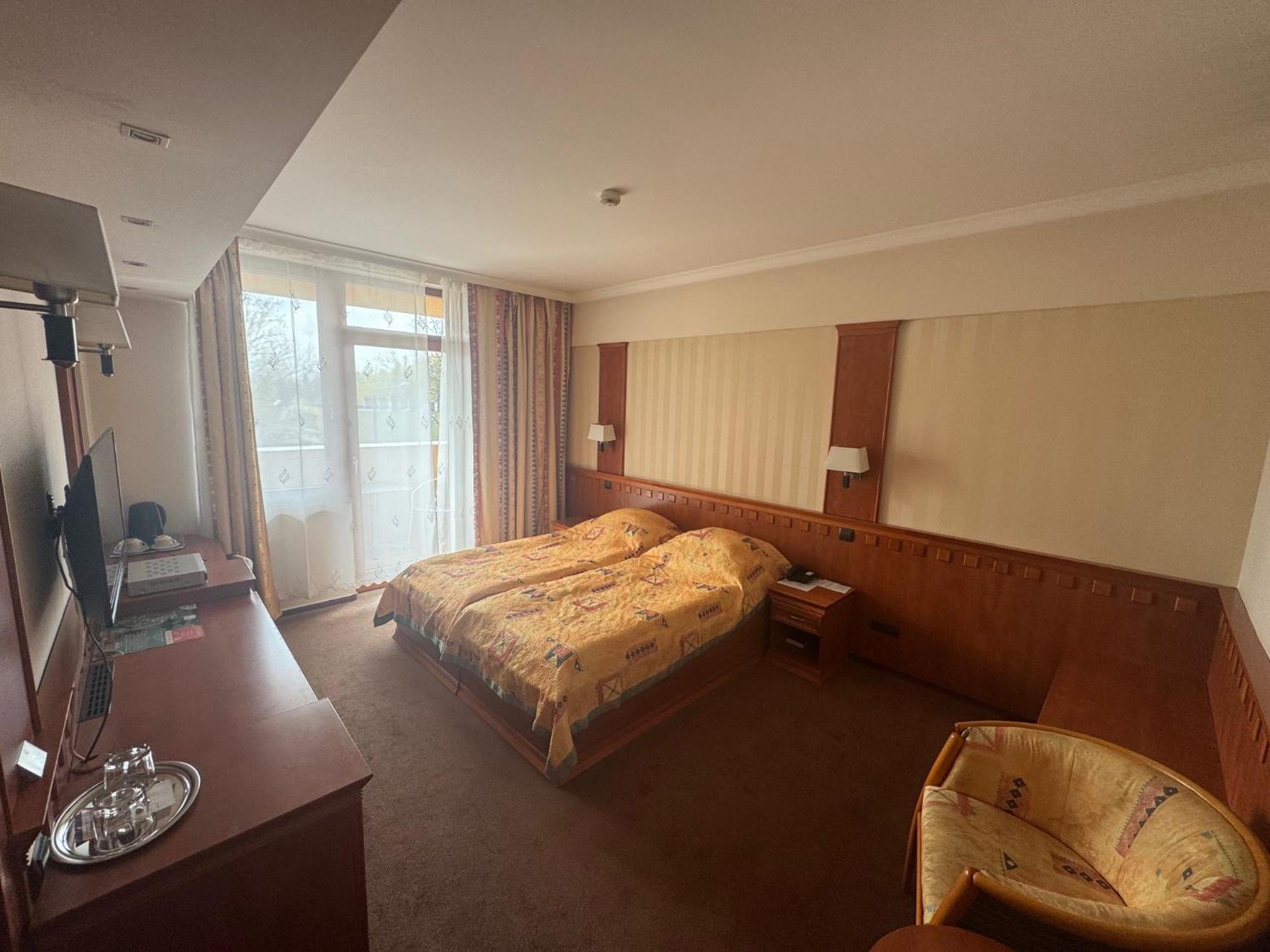 Csipke Hotel Кишкунхалаш Екстериор снимка