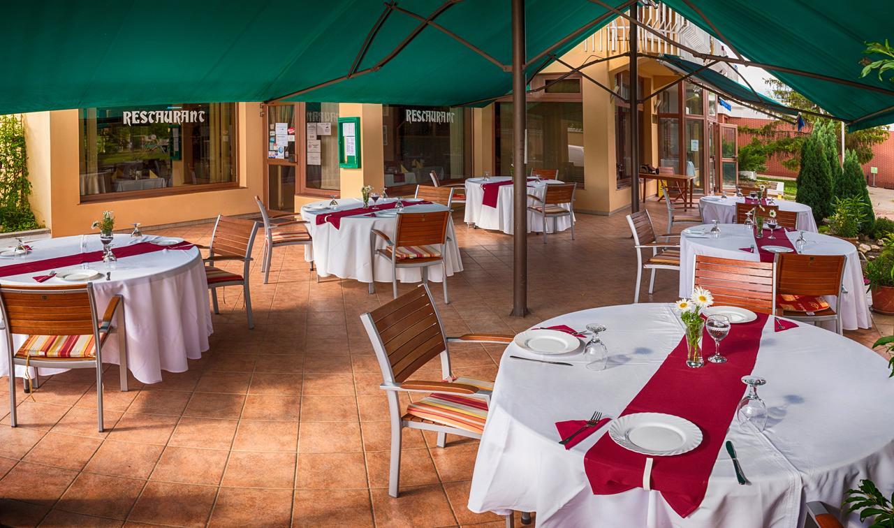 Csipke Hotel Кишкунхалаш Екстериор снимка