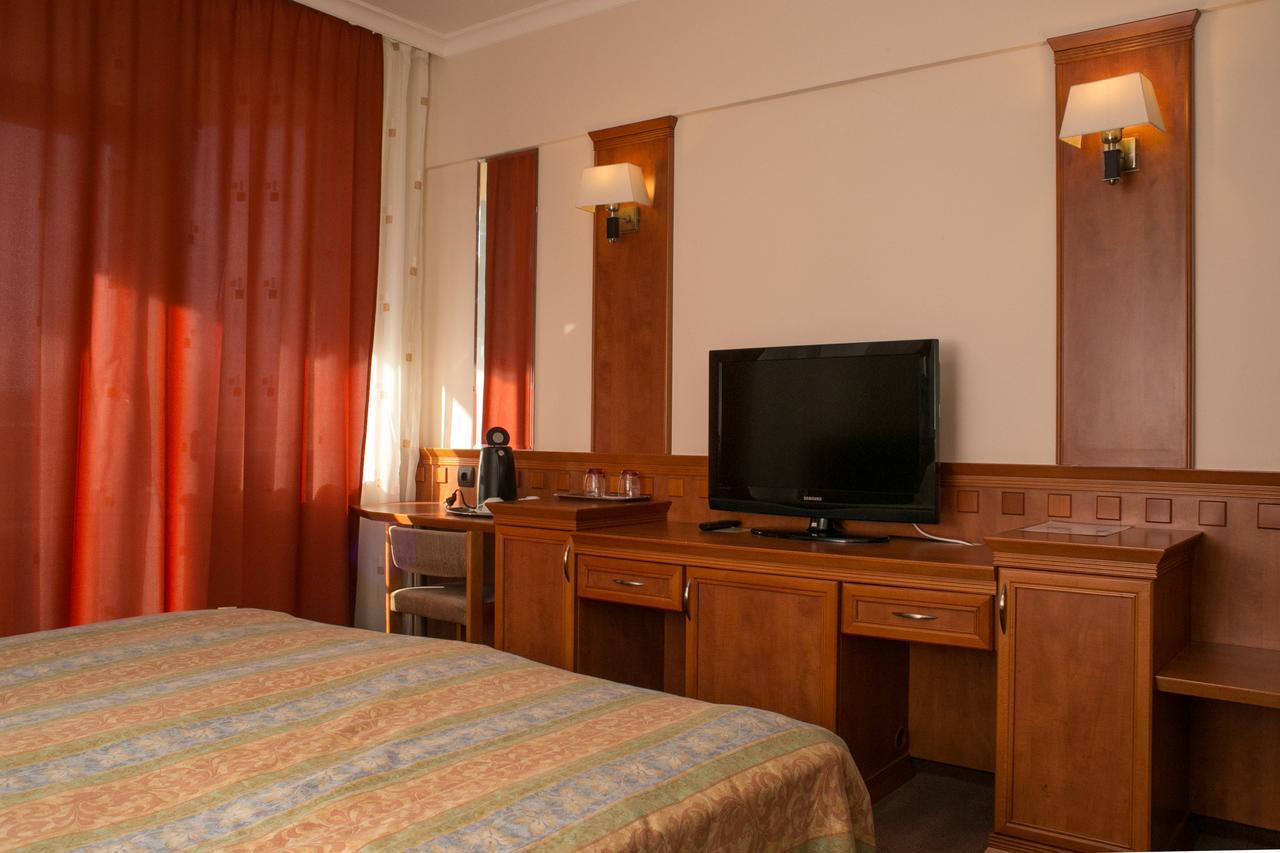 Csipke Hotel Кишкунхалаш Екстериор снимка