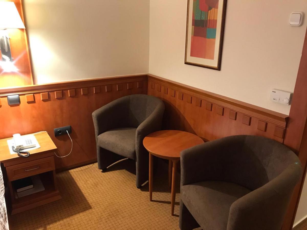 Csipke Hotel Кишкунхалаш Екстериор снимка